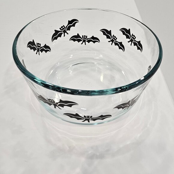 Pyrex Glass One Quart Storage Container. Black Bat Halloween Design Holds 4 Cups - Picture 9 of 9